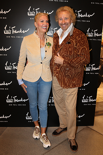 Thomas Gottschalk mit  Partnerin Karina Mroß  im Luis Trenker Store in München am 23.09.2021 (©foto: Martin Schmitz)